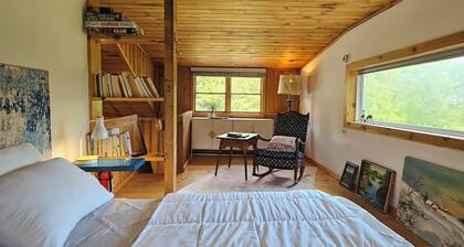 Charming cottage with a mountain view from the wrap-around deck, @upstayz