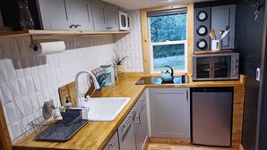 Kaffetrakter/tekoker, kjøleskap, mikrobølgeovn og ovn