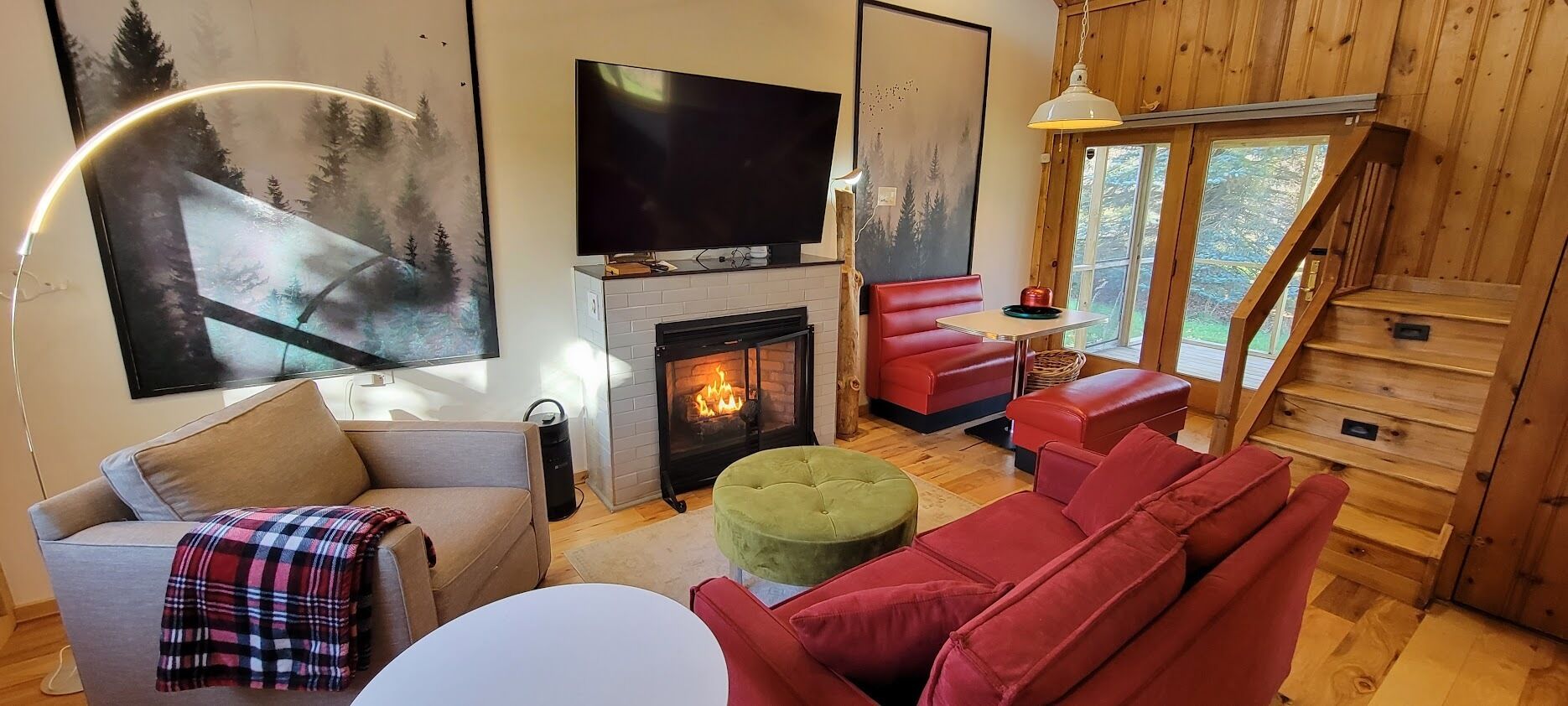 Smart-tv, een open haard en boeken