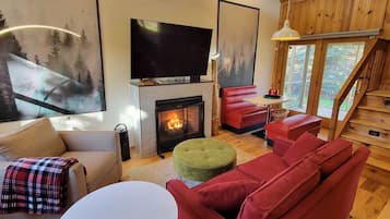 Smart-tv, een open haard en boeken