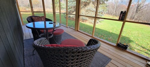 Charming cottage with a mountain view from the wrap-around deck, @upstayz