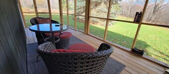 Charming cottage with a mountain view from the wrap-around deck, @upstayz