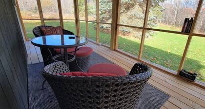 Charming cottage with a mountain view from the wrap-around deck, @upstayz