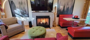 TV connectée, cheminée, livres