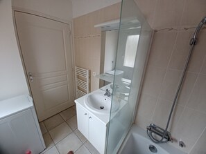Douche, sèche-cheveux, serviettes fournies, papier toilette
