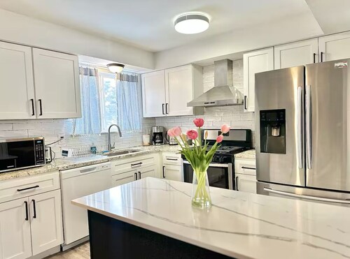 Spacious 4BR Home in Sterling Heights – 2 Family Rooms, Bar & Perfect for Groups