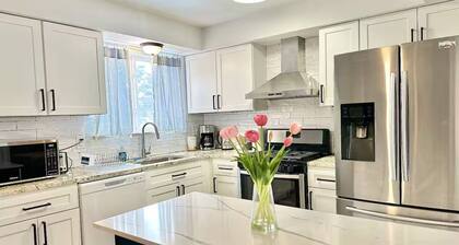 Spacious 4BR Home in Sterling Heights – 2 Family Rooms, Bar & Perfect for Groups