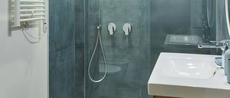 Regadera, secadora de cabello, bidet, toallas