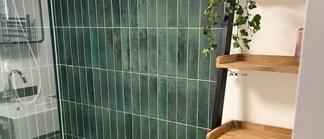 Regadera, amenidades de baño ecológicas, secadora de cabello, toallas