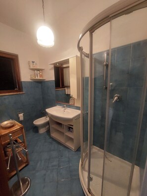 Douche, sĂšche-cheveux, bidet, serviettes fournies