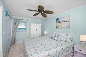 1 bedroom, internet, bed sheets - ☀️ Short Walk to Beach, Perfect for Couples Getaway - Crescent Shore 201 ☀️ (Fort Myers Beach)