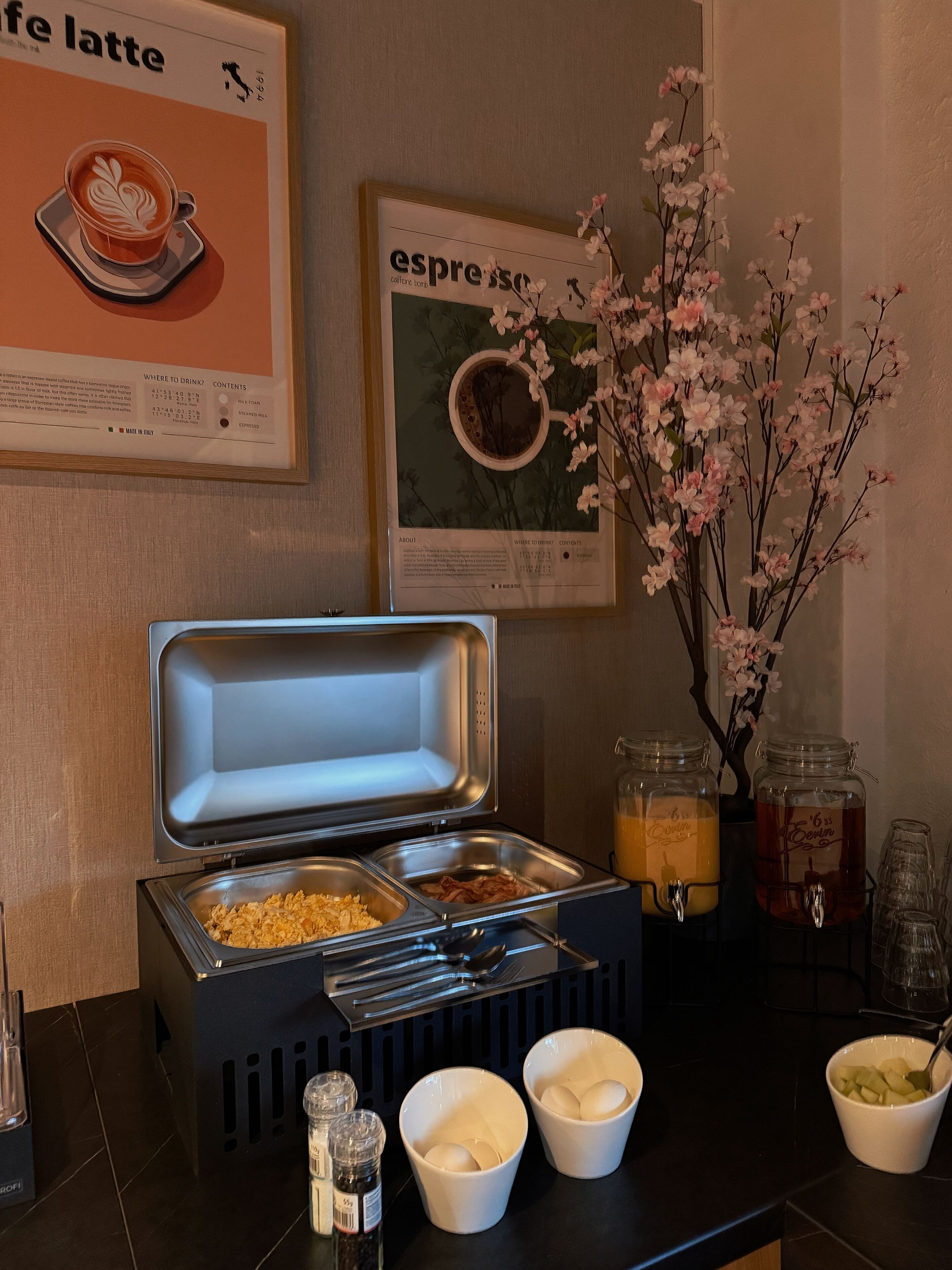 Un bufé de desayuno con diversas opciones de alimentos, como cereales, huevos y bebidas.