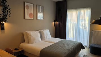 Deluxe Double Room, Private Bathroom | 1 bedroom, hypo-allergenic bedding, in-room safe, desk