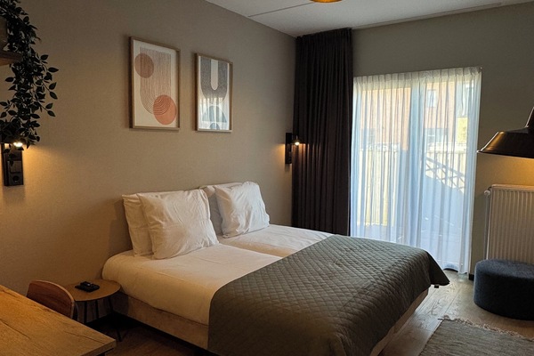 Quarto casal luxo, banheiro privativo | Roupas de cama antialérgicas, cofres nos quartos, escrivaninha