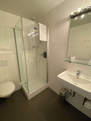 Duş, saç kurutma makinesi, havlu, sabun 