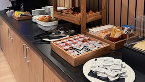 Een buffet met diverse gerechten en toevoegingen.