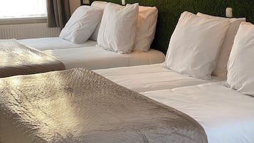 Quarto quádruplo superior, várias camas | Roupas de cama antialérgicas, cofres nos quartos, escrivaninha