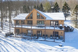 Exterior - New! Mountain-Chic Retreat Overlooking the Lake (Oakland)