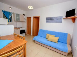 House (Coastal Breeze House) | Living room | 32-inch flat-screen TV with cable channels - Coastal Breeze House (Selca)