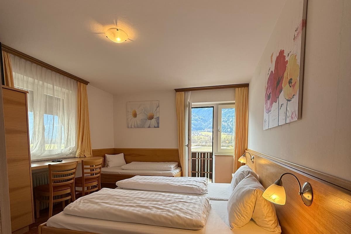 Comfort Triple Room | Desk, WiFi (free)