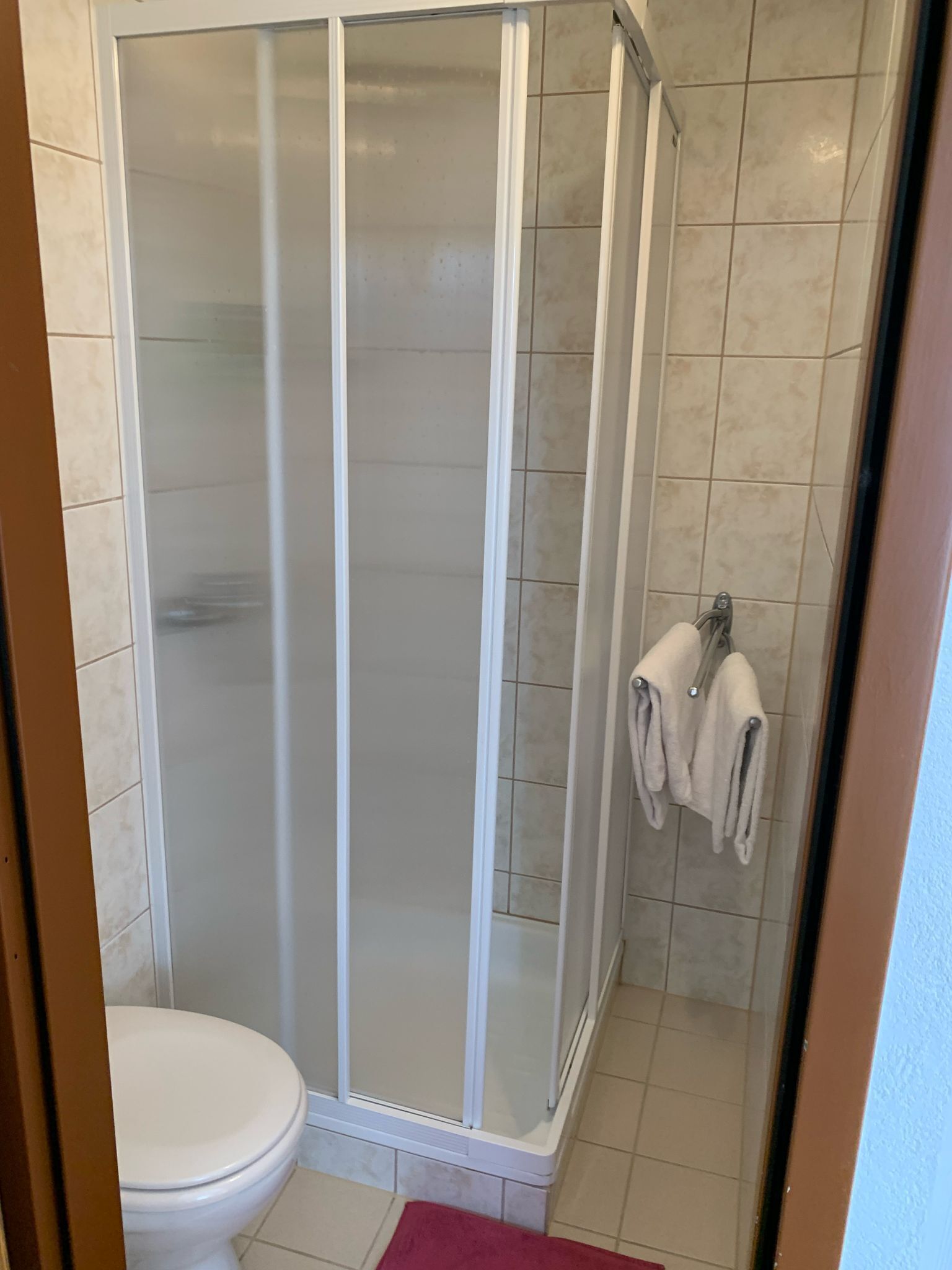 Comfort-Dreibettzimmer | Badezimmer | Dusche, Regendusche, Haartrockner, Handtücher