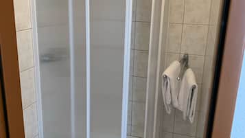 Comfort-Dreibettzimmer | Badezimmer | Dusche, Regendusche, Haartrockner, Handtücher