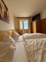 Economy Twin Room, 1 Bedroom, Balcony, Mountain View | Meja, Wi-fi percuma 