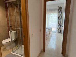 تجهيزات دش، مراحيض شطف، مناشف، ورق حمّام