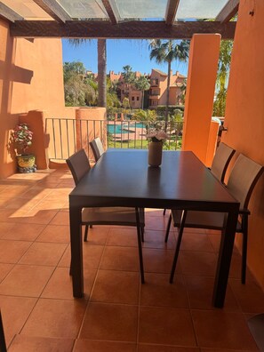 تناول الطعام بالخارج