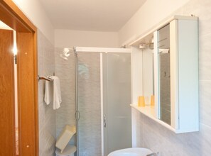 Studio (Studio apartment (Jasmine)) | Bathroom | Shower, towels - Sunny Street Apartments (Rovinj)