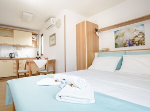 1 bedroom, cots/infant beds