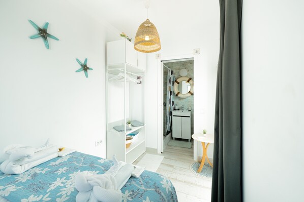 2 bedrooms, iron/ironing board, free WiFi, bed sheets - Casa das irmas. Typical Algarvian house in the center of town. (Olhão)