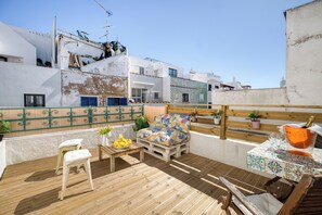 Outdoor dining - Casa das irmas. Typical Algarvian house in the center of town. (Olhão)