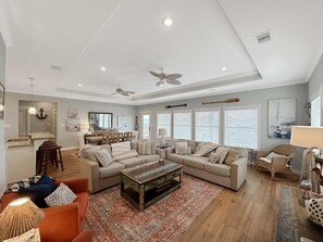 Smart TV - Abigail's House, 3 bedroom 2 bath home sleeps10. A short stroll to the beach. (Crystal Beach)