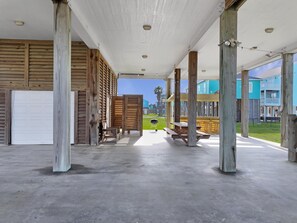 Outdoor dining - Abigail's House, 3 bedroom 2 bath home sleeps10. A short stroll to the beach. (Crystal Beach)