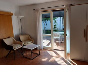 House (Holiday Home Apartments Alba) | Living room | 32-inch flat-screen TV with satellite channels - Sunny Street Holiday Home (Rovinj)