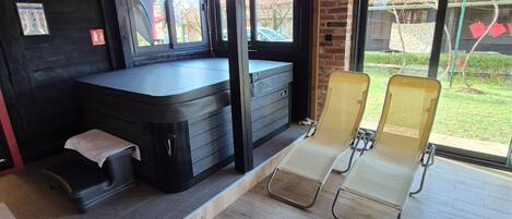 House (Countryside Holiday Home Marko) | Indoor spa tub