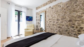 House (Charming Retreat with Lush Garden, BB) | 3 bedrooms, cribs/infant beds