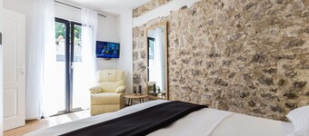 Charming Retreat With Lush Garden, BBQ & Sunlit Terrace Near Bibinje Beaches