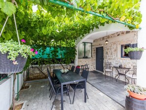 House (Charming Retreat with Lush Garden, BB) | Exterior