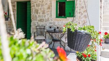 House (Charming Retreat with Lush Garden, BB) | Exterior