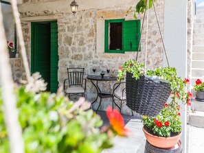 Maison (Charming Retreat with Lush Garden, BB) | Extérieur