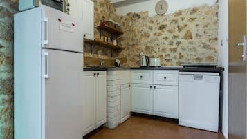 House (Charming Retreat with Lush Garden, BB) | Private kitchen | Fridge