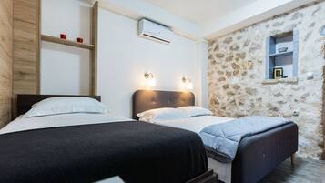 House (Charming Retreat with Lush Garden, BB) | 3 bedrooms, cribs/infant beds