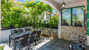 House (Charming Retreat with Lush Garden, BB) | Exterior