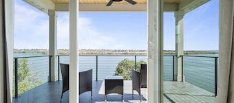 Beautiful Lakefront Home with Heated Pool, Spa and 6 Bedrooms!