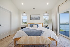 6 bedrooms, iron/ironing board, travel crib, free WiFi - Beautiful Lakefront Home with Spa and 6 Bedrooms! (Moses Lake)
