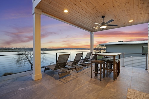 Beautiful Lakefront Home with Spa and 6 Bedrooms!