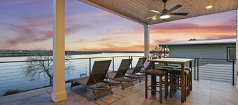 Beautiful Lakefront Home with Spa and 6 Bedrooms!