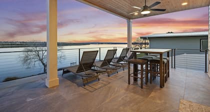 Beautiful Lakefront Home with Spa and 6 Bedrooms!